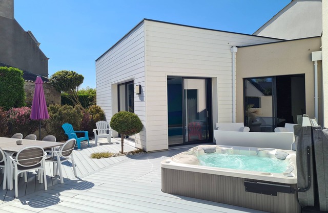 Villa Ty Mam'Goz, Brittany Santec spa, indoor swimming pool, 50 m from the beach.