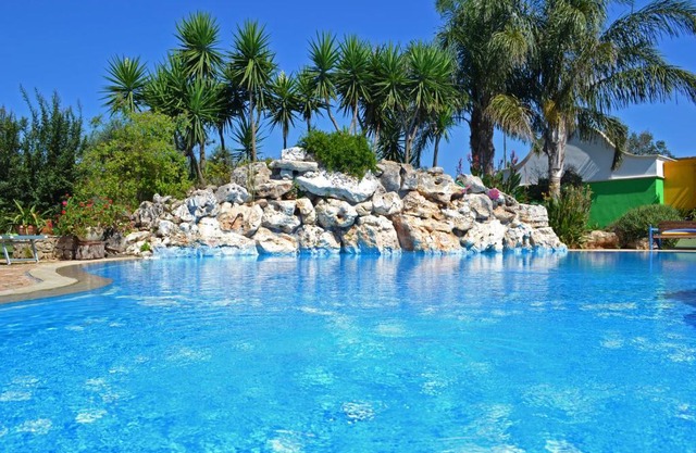 Villa Vacanze Paradiso - Oasi di Tranquillità con Piscina e Giardino a 10 min dal mare