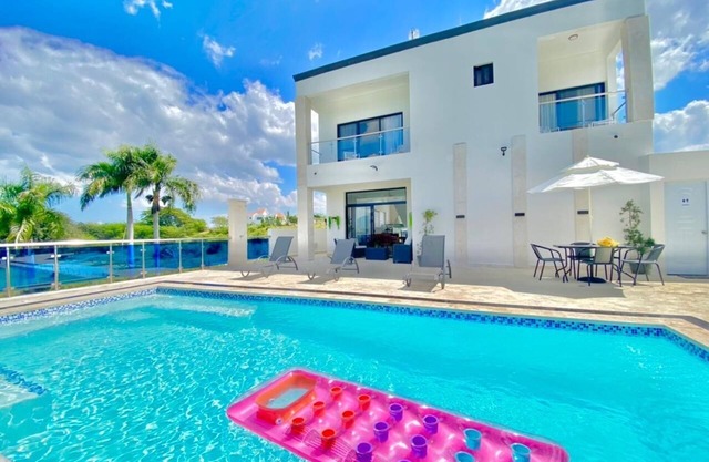 Villa Valentina Holidays 3 BR W/Infinity Pool