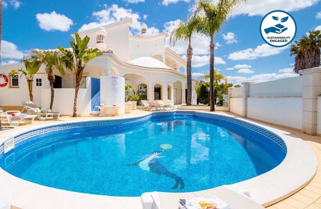 Villa w/heatable pool & BBQ, Albufeira
