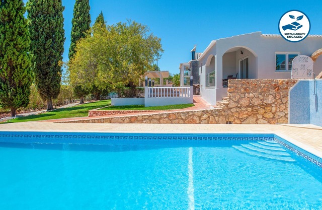 Villa w/pool, jacuzzi, garden & BBQ in Lagoa