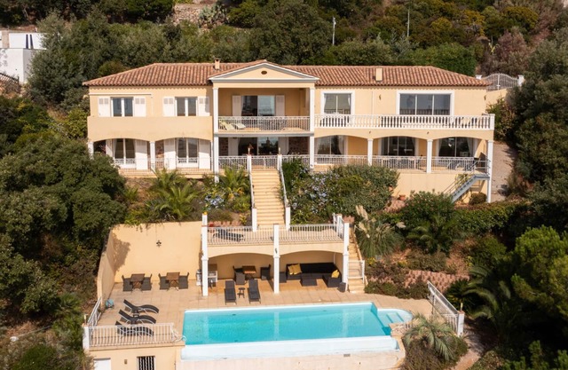 Villa with stupendous view overlooking sea, Apartment 4 (Rainier)