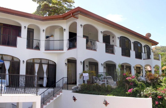 Villa with Beautiful Ocean View - 5 Minute Walk to the Beach, stays 15 to17