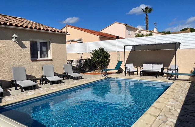 Villa with Private Pool and WIFI, Pets Welcome