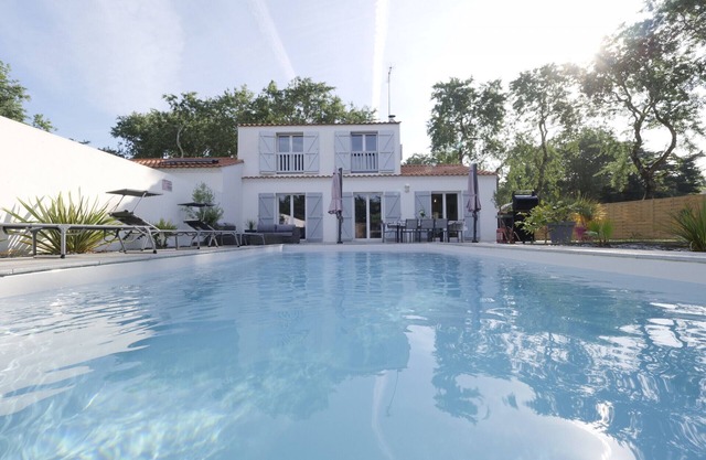 Villa with pool for 8