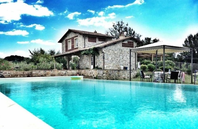 Villa with garden and heated pool with jacuzzi