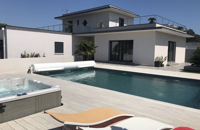 Villa with heated pool and Jacuzzi, 3-minute walk from the beach