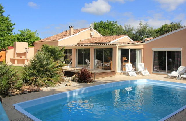 Villa with heated pool 5 minutes from the ocean for 14 to 17 people