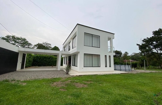 Villa with large natural spaces 10 minutes from Villavicencio.