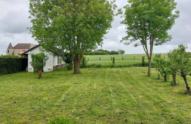 Villa with large gargen and open landscape