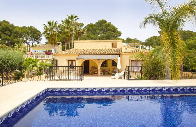 Villa with Large Pool, Jacuzzi & Air Conditioning – 5 Minutes from the Sea