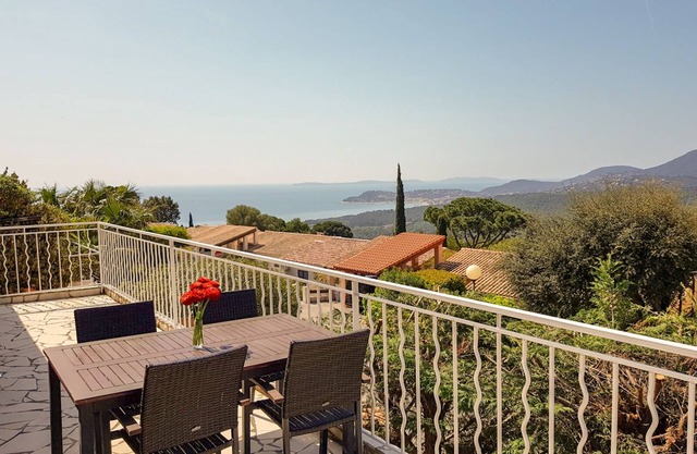 Villa with magnificent panoramic sea views and right by the pool