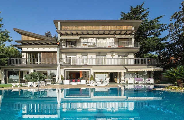 Villa with pool and stunning views, 22 sleeps!