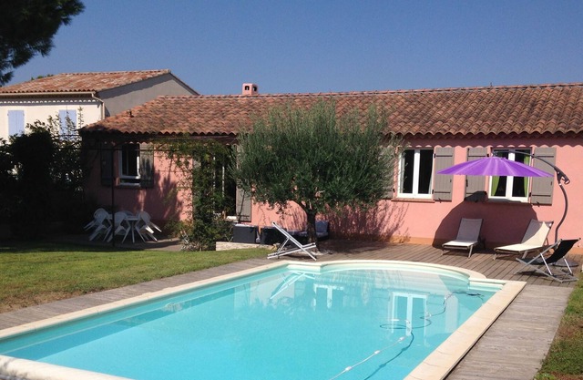 Villa with pool at the foot of the Luberon