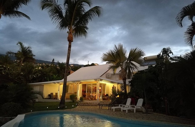 Villa with pool facing the sea - superb 180° view (sea/mountain)