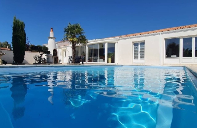 Villa with pool for 14 people, 5 km from beaches.