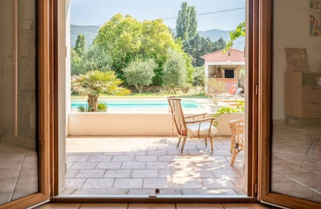 Villa with pool, very quiet