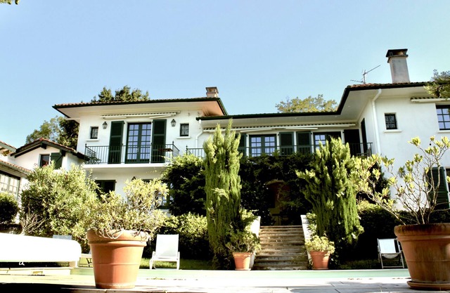 Villa with pool, views of the ocean and the Pyrenees range