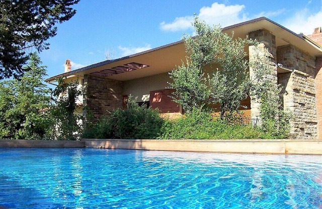 Villa with private pool and air cond.