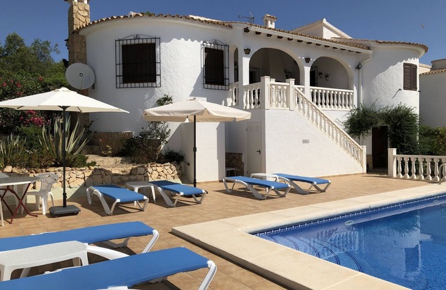 Villa with private swimming pool and sea view