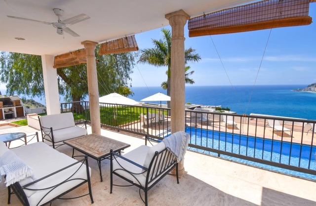 Villa with private pool, the best sea views.