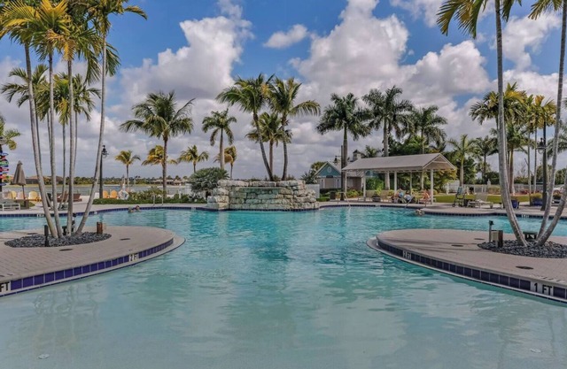 VILLA with private Pool in Naples Reserve