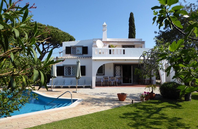 Villa with charm, pool and large garden near the beach