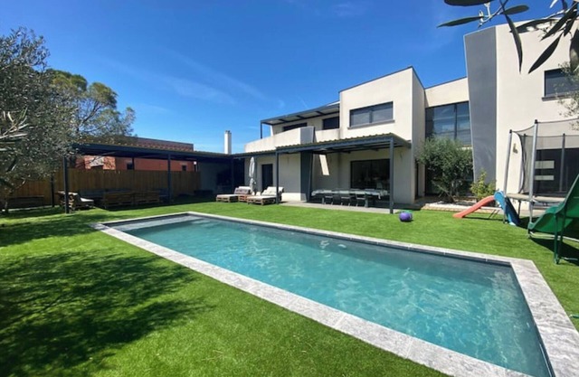 Villa with swimming pool in Narbonne