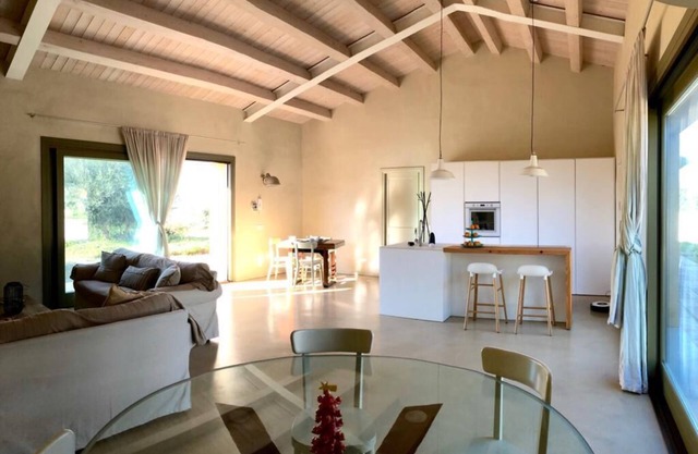 Villa with swimming pool in the countryside
