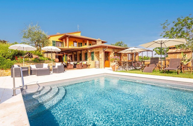 Villa with WIFI, A/C, pool, TV, patio, pets allowed, panoramic view, close to San Gimignano