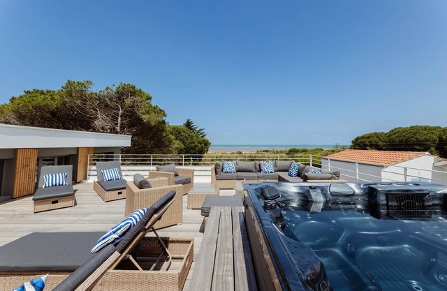 Villa XO 17 5* Ile d'Oléron 15 pers Jacuzzi 50m beach, sea view, marsh view