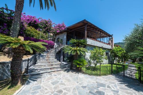 Villaré, villetta con piscina nel verde in Riviera