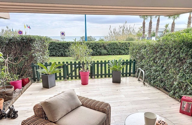 VILLENEUVE LOUBET PLAGE Superb beachfront T2 apartment