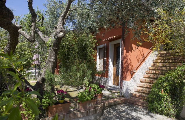 VILLINO LA CASETTA - Castelnuovo Magra - Independent Villa dipped in the green of secular olives, on the border between Liguria and Tuscany close to the Cinque Terre.