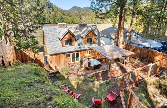 Vinewood Lodge - Amazing Vineyard Views, Spacious, Remodeled Home