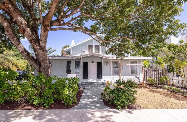 Vintage Coastal Cottage -3Bed/1Bath Upstairs