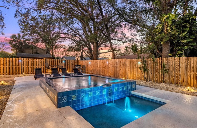 Vintage Downtown Escape, Heated Cocktail Pool, Tiki Bar & Walk to City of Sarasota