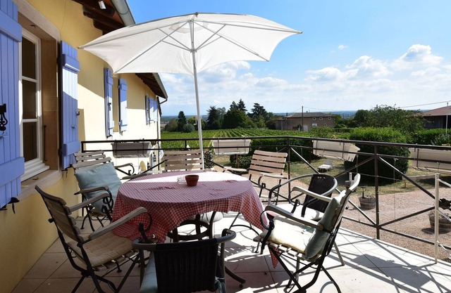 Vintage Farmhouse in Vinzelles with Pool & Centre Nearby