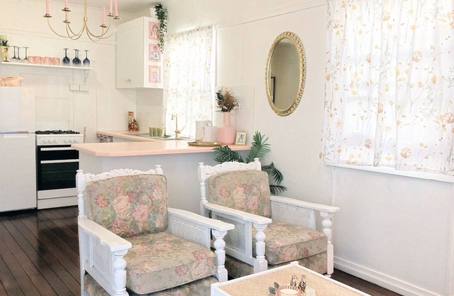 Vintage Styled 2 bedroom unit, metres from beach