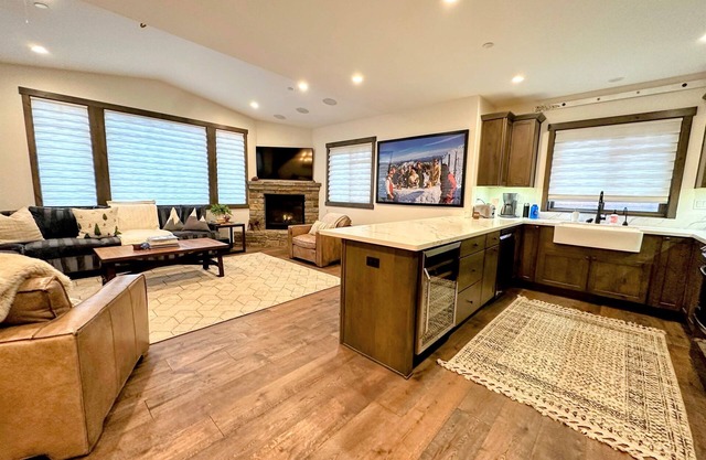 Vintage Vibes - Canyon Slopeside Townhome with Private Hot tub & Garage, E-vehic