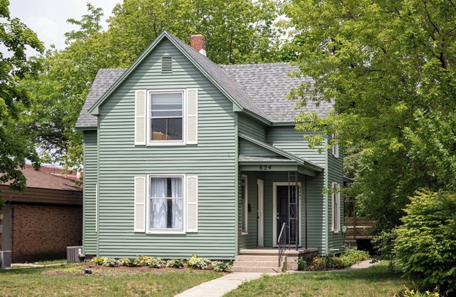 Vintage Vibes Duplex | Downtown | Beach | AC | Restaurants |