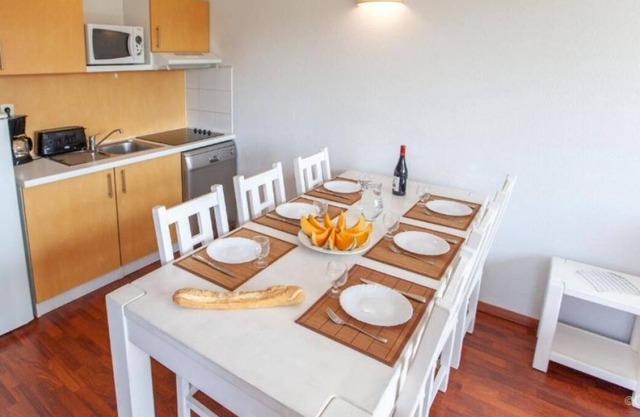 Visit Southern France! Private Full Kitchen, Pet Friendly, Free Onsite Parking