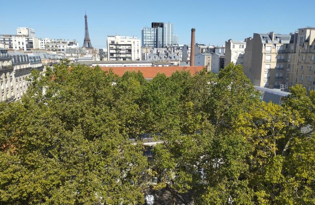 VOLONTAIRES EIFFEL TOWER PARIS