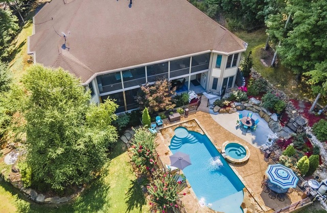 Voted Best Family Stay in the Smokys 2023 and 2024 private pool, 55” tvs