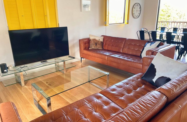 Waiheke Island Oneroa Great location close to wedding venues & village Sleeps 10
