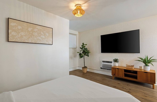 Waikiki Getaway! Walking distance to Surf, Shopping & Dining.