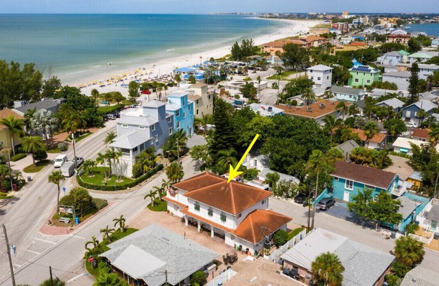 Walk barefoot to the beach. 3 bdrm 3 ba home walk to Caddy's or Katiki's.Pets ok