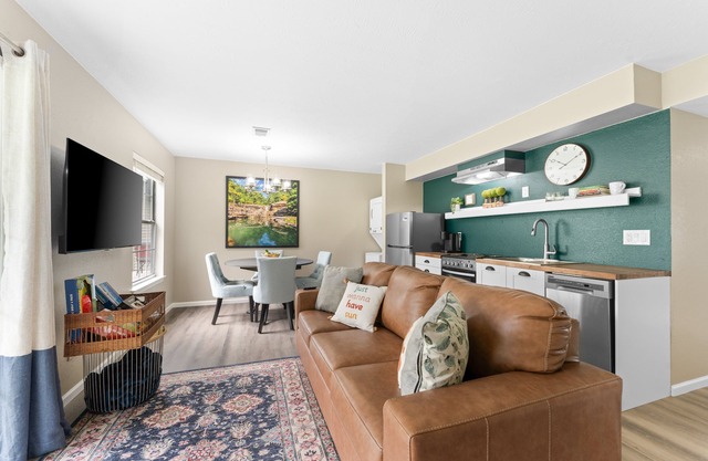 Walk-In ~ Pet Friendly ~ E-Bikes ~ Fishing On-site ~ FREE TICKETS INCLUDED! (FC19-2)