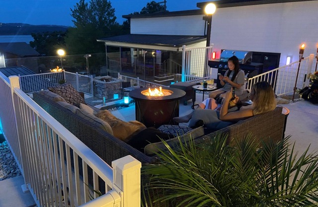 Walk-in Villa with Heated Pool, Game Room, Epic Views, 3 min from SDC