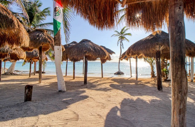 Walk-out apartment with plunge pool, private patio, and WiFi - near beach
